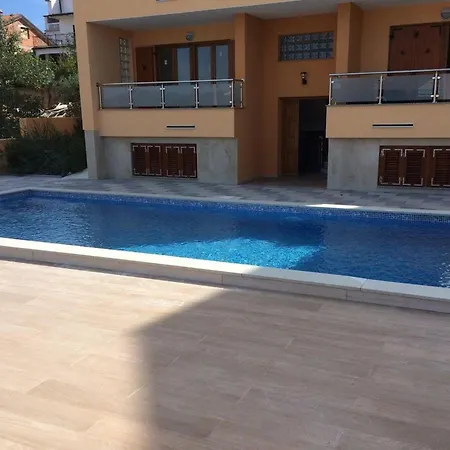 Aparthaus Mit Swimmingpool Und Wunderschoenen Panoramablick Novi Vinodolski
